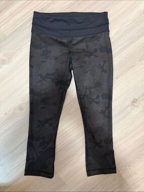 Lululemon Black Camouflage Run Inspire Crop II Leggings. Sz 2